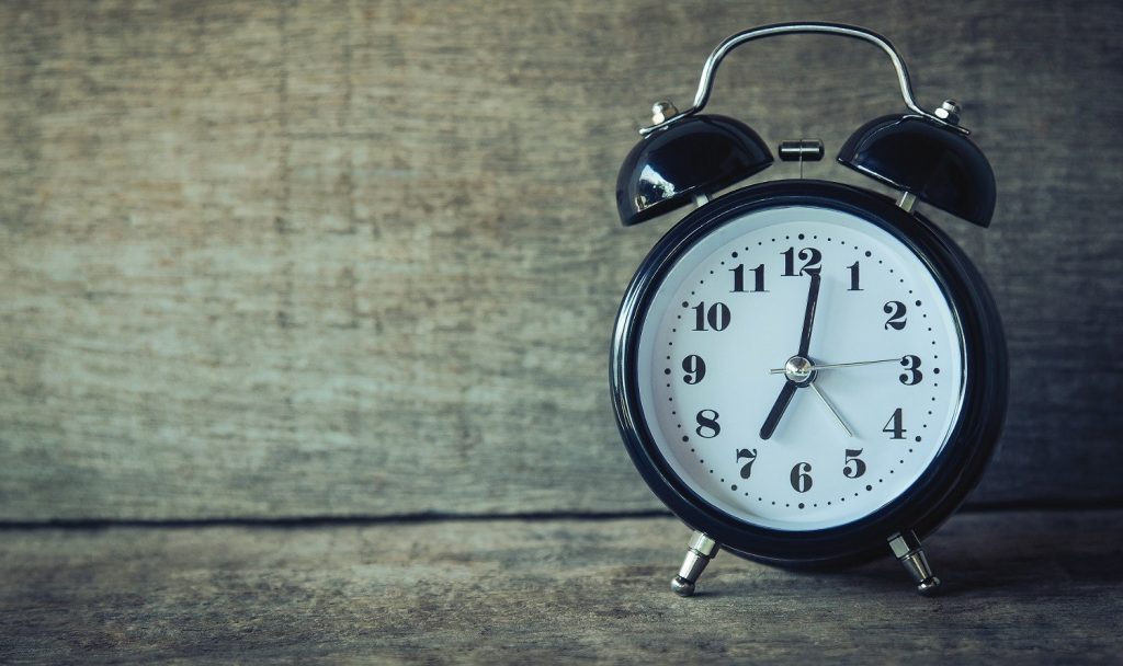 Αλλαγή ώρας σε χειμερινή: Πότε γυρνάμε τους δείκτες των ρολογιών – Τι γίνεται με την κατάργηση της