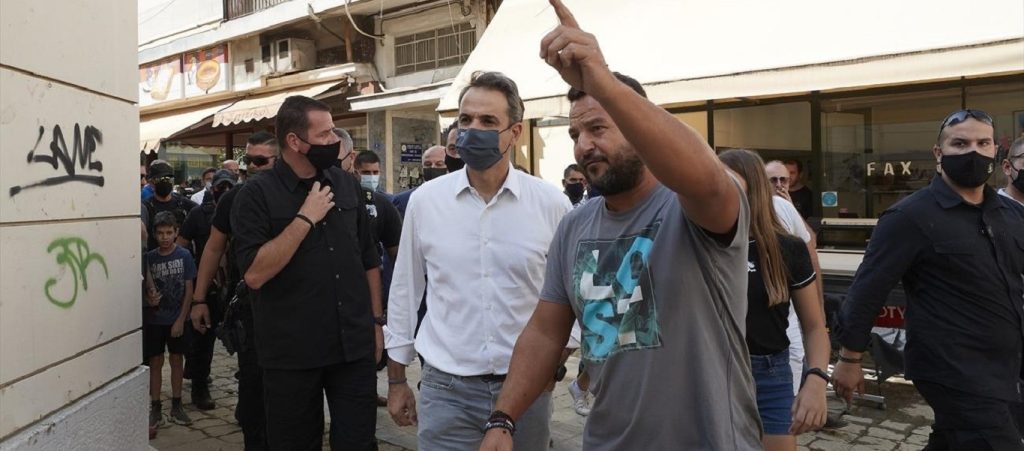 Καρδίτσα: Διαμαρτυρία έξω από το δημαρχείο κατά την επίσκεψη Κ.Μητσοτάκη (βίντεο)