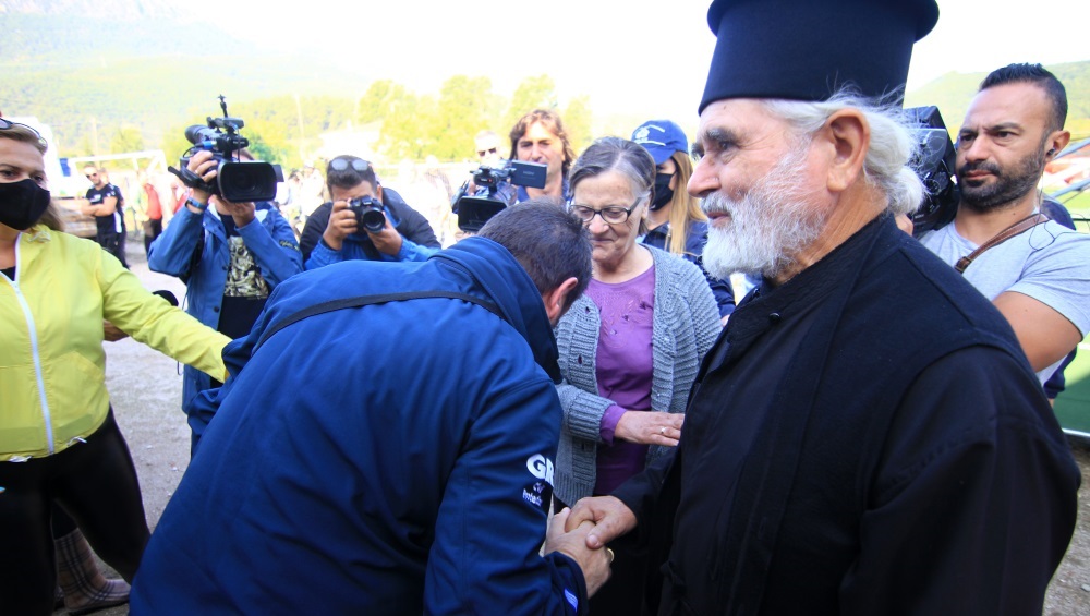 Συγκλονιστικός ο ιερέας που του φίλησε το χέρι ο Ν.Χαρδαλιάς: «Πηγαίνοντας με μάσκα αμφισβητείς τις χάρες του Θεού»!