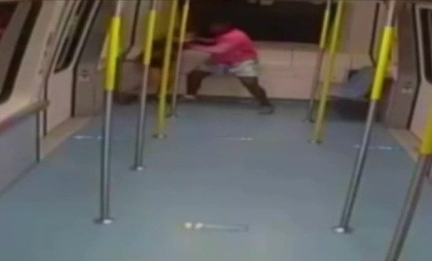 ΗΠΑ: Ξυλοδαρμός-σοκ 29χρονης γυναίκας στο Μετρό χωρίς κανένα λόγο!