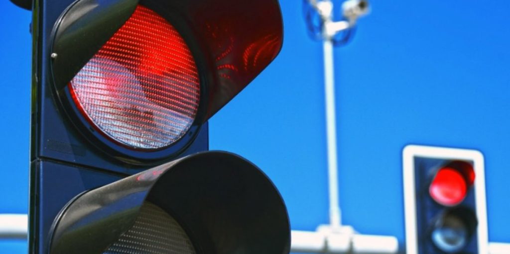 Κι όμως σε αυτόν τον δρόμο αν σε «πιάσει» φανάρι… προσγειώνεται αεροπλάνο (φωτο)