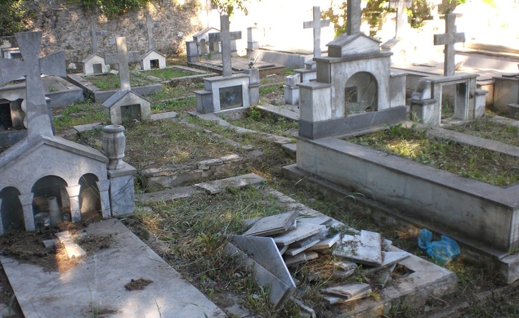 Καρδίτσα: Βγήκαν στην επιφάνεια φέρετρα και σοροί από την κακοκαιρία – Ανατριχιαστικές εικόνες (βίντεο)