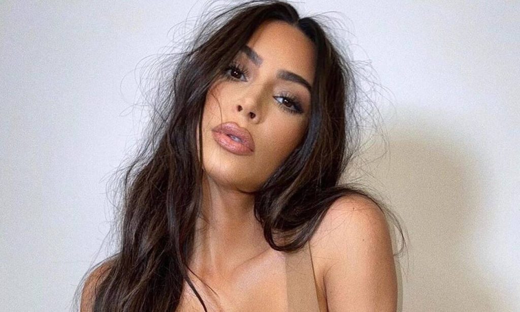 Θα σας «βγουν» τα μάτια: H Κιμ Καρντάσιαν ποζάρει με «καυτό» μπικίνι και κοτσίδα δύο μέτρα (φωτο)