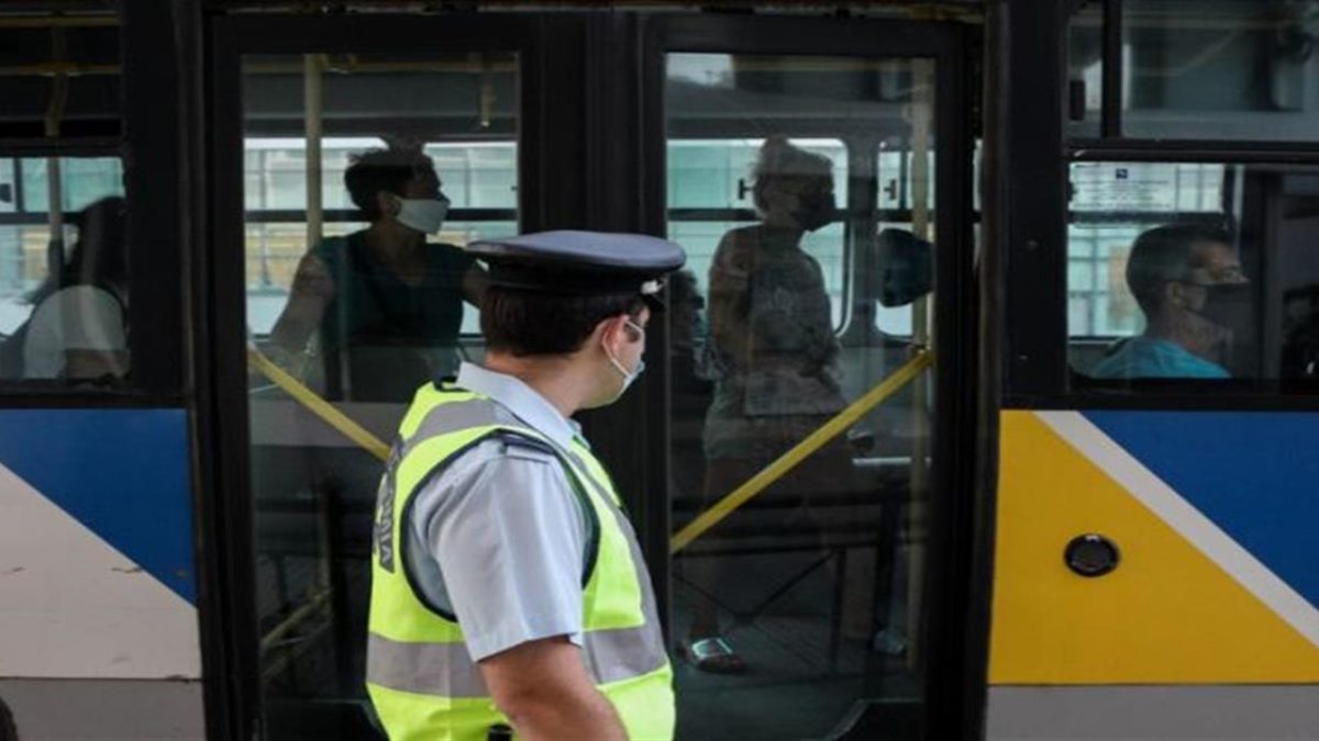 Δείτε τη στιγμή που αστυνομικοί βγάζουν «στα χέρια» άνδρα από λεωφορείο επειδή δεν φορούσε μάσκα (βίντεο)
