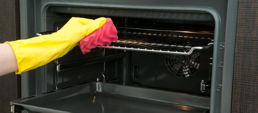 Κάθε πότε πρέπει να καθαρίζετε τον φούρνο σας