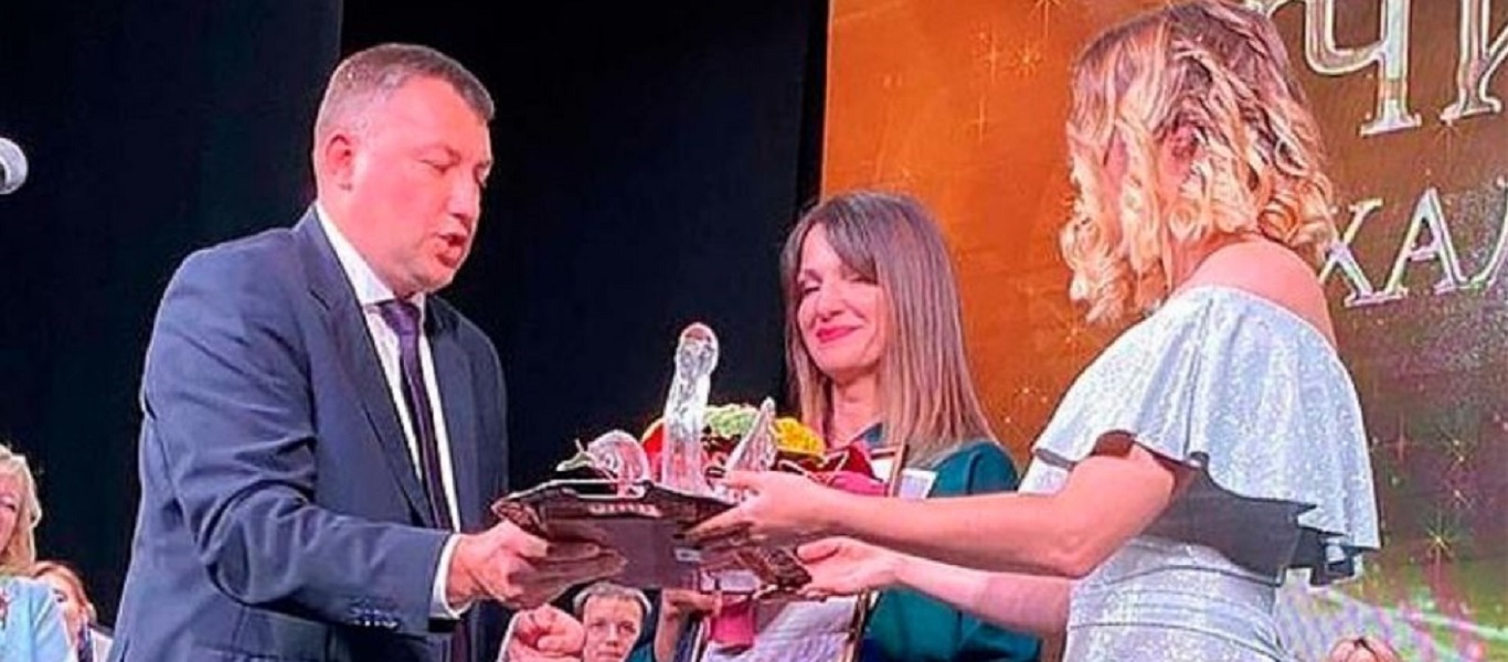 Ρωσία: Βραβείο που έμοιαζε με φαλλό έδωσαν στην καλύτερη δασκάλα της χρονιάς (βίντεο)