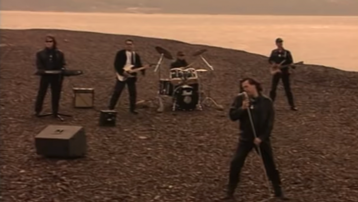 Μπροστά απ’ την εποχή του: Ο ύμνος που έβαζε φωτιά σε όλα τα πάρτι των 90’s (βίντεο)