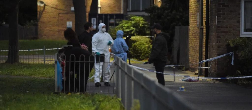 Λονδίνο: Επεισόδιο με πυροβολισμούς έξω από δημοτικό σχολείο – Σοβαρά τραυματίας ένας 27χρονος