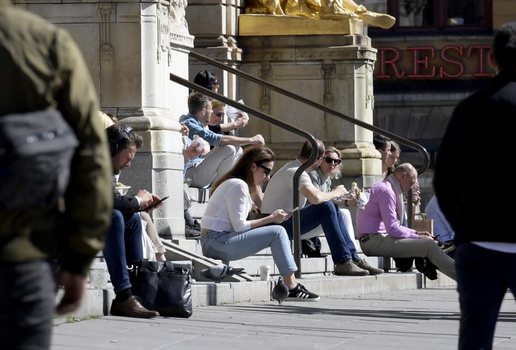 Οι Σουηδοί απέκτησαν ανοσία στον κορωνοϊό: Ελάχιστοι θάνατοι παρά τα κρούσματα – Πέτυχε η αντι-lockdown πολιτική τους