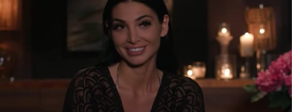 The Bachelor: «Οργίασε» το Twitter με τις ψεύτικες βλεφαρίδες της Σίας Βοσκανίδου