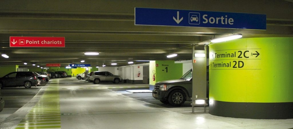 Παρίσι: Χρεώθηκε με 170.392 ευρώ για τέσσερις ώρες στάθμευσης σε πάρκινγκ