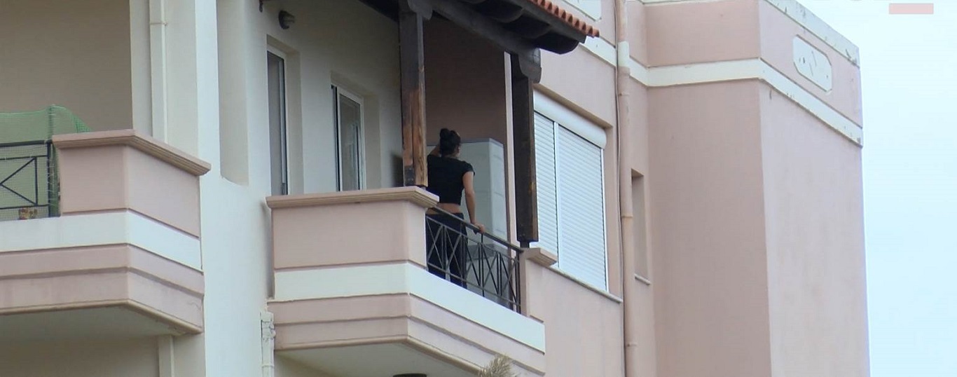Χανιά: Ακινητοποιήθηκε η γυναίκα που απειλούσε να πέσει από τον τρίτο όροφο πολυκατοικίας (upd)