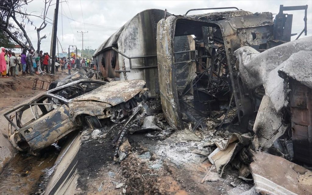 Νιγηρία: Ανατροπή βυτιοφόρου που έπιασε φωτιά – Στους 23 οι νεκροί (βίντεο)