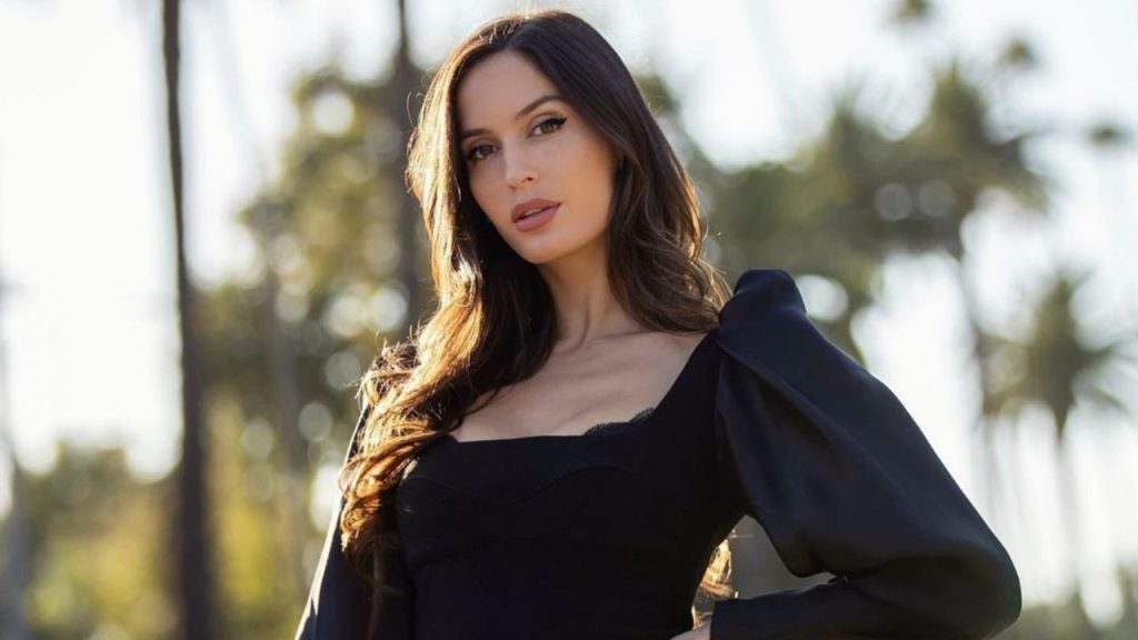 N.Barulich: Η νέα σύντροφος του Νεϊμάρ ποζάρει τόπλες στην Σαντορίνη και μοιράζει «εγκεφαλικά» (φώτο)