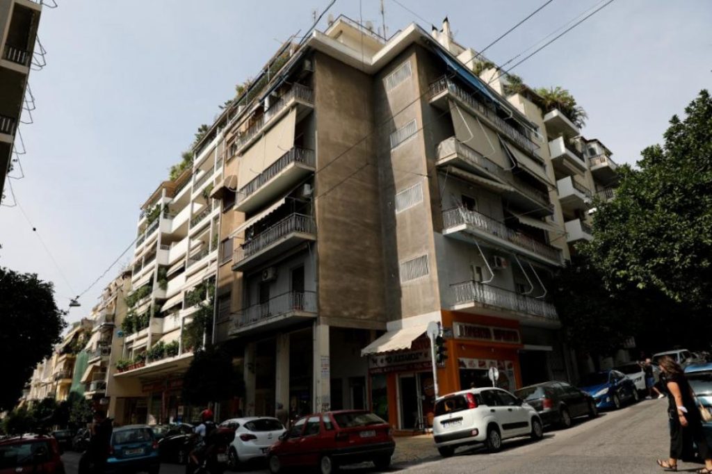 Εικόνες από την γιάφκα στο Κουκάκι: Βρέθηκαν εκρηκτικά, όπλα και σφαίρες – Έρευνες και σε σπίτια στα Πετράλωνα (φώτο)