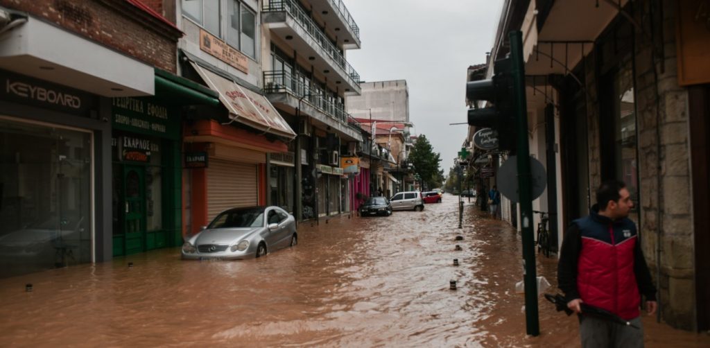 Ξεσπά κάτοικος της Καρδίτσας: «Έχουμε πάθει μεγάλη ζημιά –  Όλα κολυμπάνε στις λάσπες» (βίντεο)