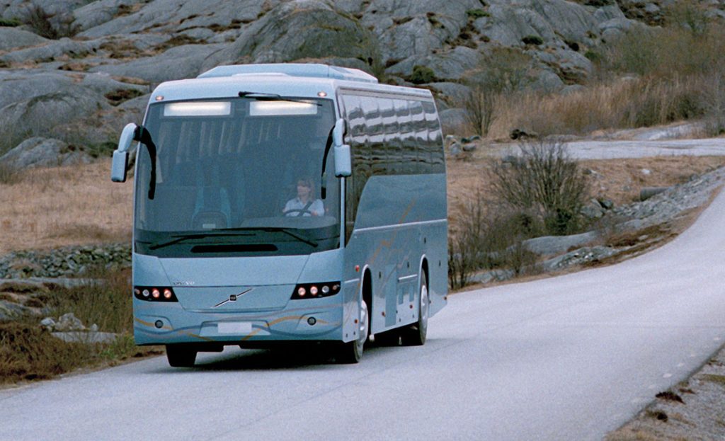 Πειραιάς: Τουριστικό λεωφορείο έπεσε πάνω σε κολώνα στην Ακτή Μιαούλη – Απεγκλωβίστηκε ο οδηγός (βίντεο-φωτο) (upd)