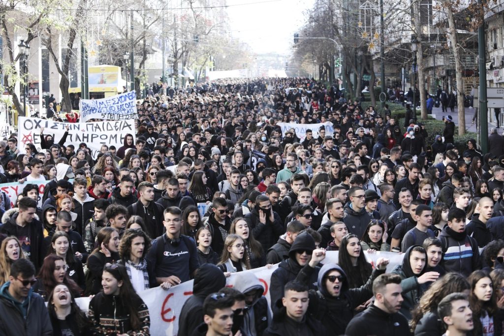 Γιγαντώνεται η αντίδραση για τις μάσκες στα σχολεία: Πάνω από 200 σχολεία  υπό κατάληψη – Συλλαλητήριο στα Προπύλαια
