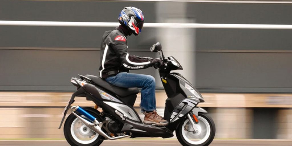 Τα «γύρισε» το Υπ.Μεταφορών: Δεν δίνεται αυτόματα το δικαίωμα οδήγησης μηχανής από κάτοχο διπλώματος κατηγορίας Β