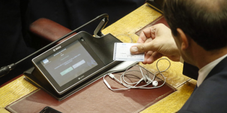 Βουλή: Πλήρης αποτυχία η ηλεκτρονική ψήφος – Οι δοκιμές με την γεμάτη από αστυνομικούς ολομέλεια