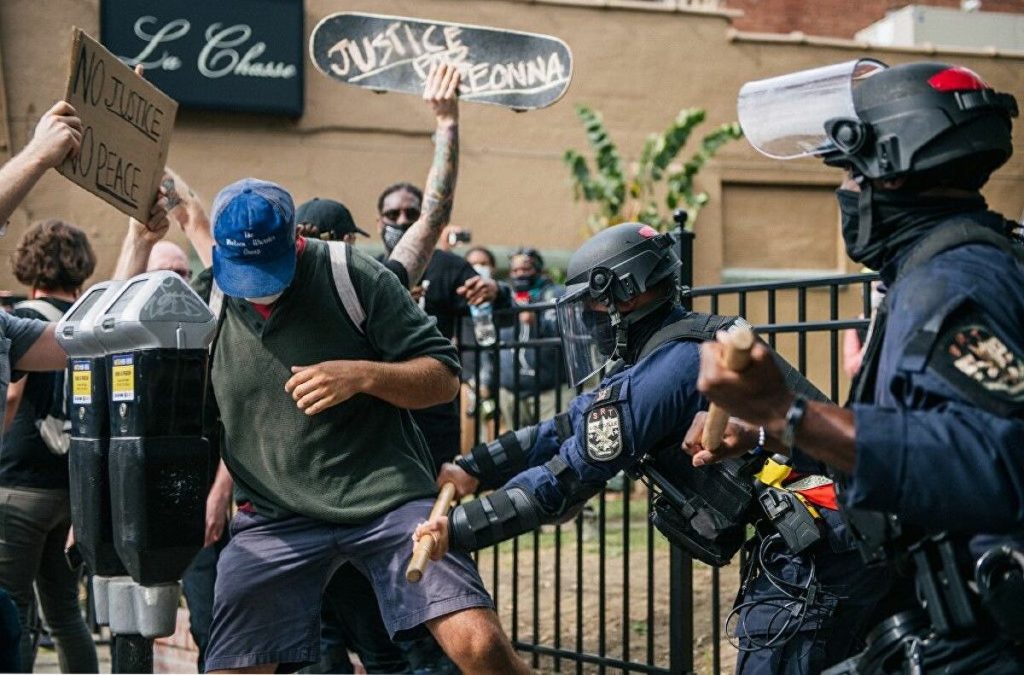 ΗΠΑ: Δύο τραυματίες αστυνομικοί από πυροβολισμούς κατά τη διάρκεια διαδηλώσεων στο Λούισβιλ (βίντεο)