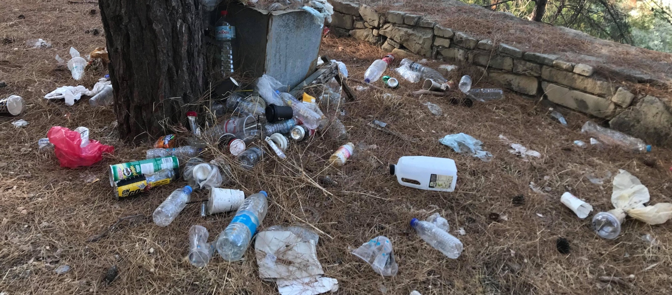 Ταϊλάνδη: Κούριερ παραδίδει τα σκουπίδια που πετάνε επισκέπτες σε πάρκο (βίντεο)