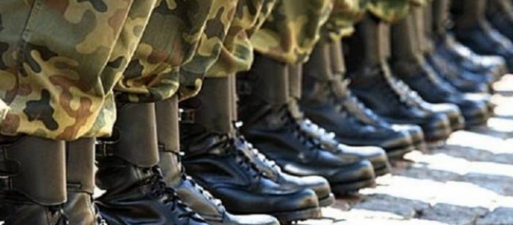 Στρατιωτική θητεία: Ποιοι θα υπηρετούν 9 και ποιοι 12 μήνες; – Τι άλλο εξετάζει η κυβέρνηση