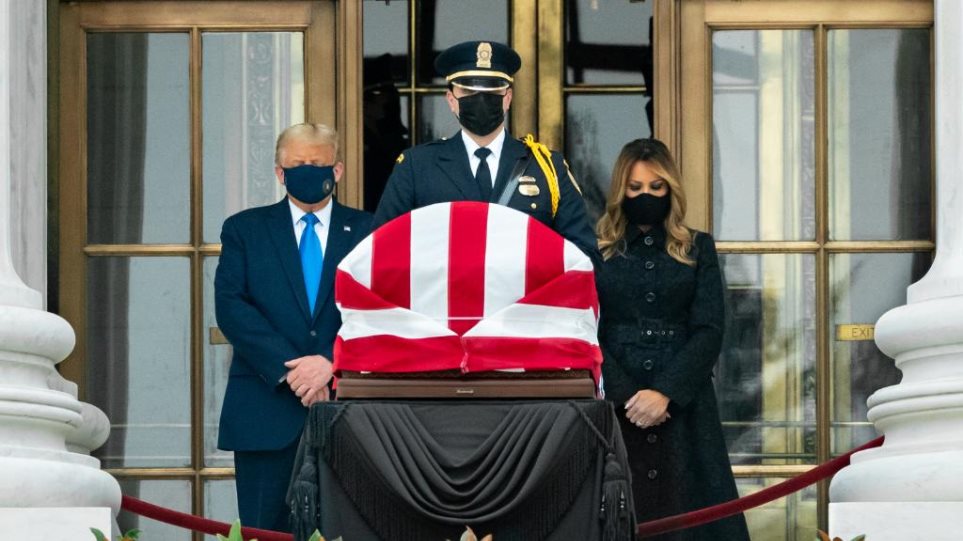 Ο Ν.Τραμπ απέδωσε φόρο τιμής στην εκλιπούσα δικαστή Ρουθ Μπέιντερ Γκίνσμπεργκ