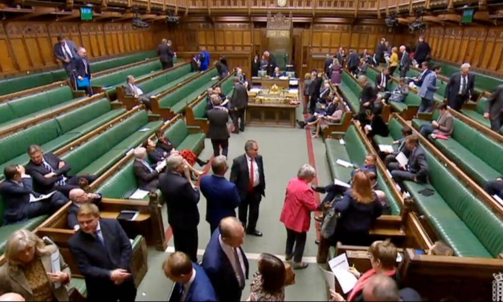 Το «τρολάρισμα» του προέδρου της βρετανικής βουλής σε βουλευτή για τα ακουστικά του (βίντεο)