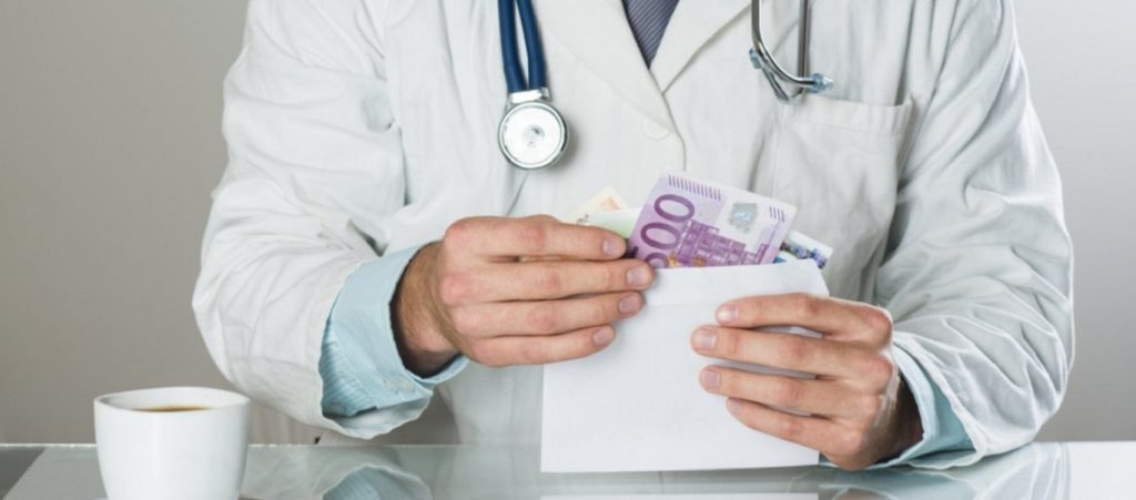Αθήνα: Συνελήφθη καρδιοχειρουργός που ζητούσε «φακελάκια» – Είναι διευθυντής δημόσιου νοσοκομείου