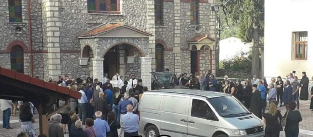 Μουζάκι: Σε κλίμα οδύνης η κηδεία της 43χρονης φαρμακοποιού που «χάθηκε» στην κακοκαιρία (βίντεο)