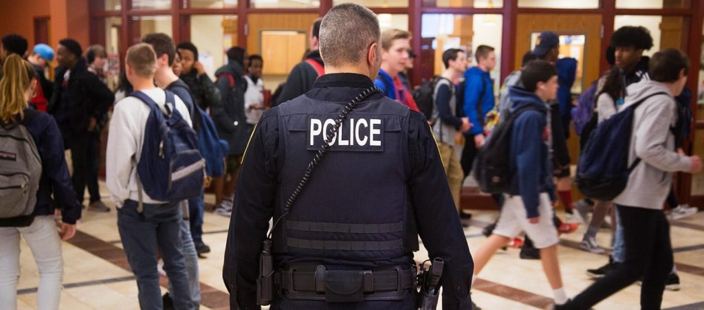 ΗΠΑ: Αστυνομικός «βούτηξε» σε σκάλα για να πιάσει δραπέτη (βίντεο)