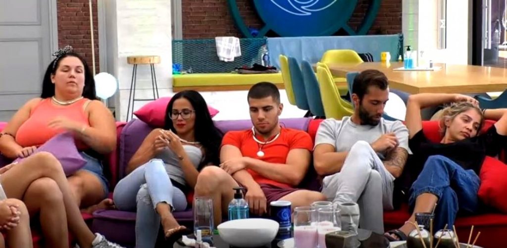 Παίκτρια του Big Brother… χαϊδεύει τα επίμαχα σημεία συμπαίκτη της! (βίντεο)