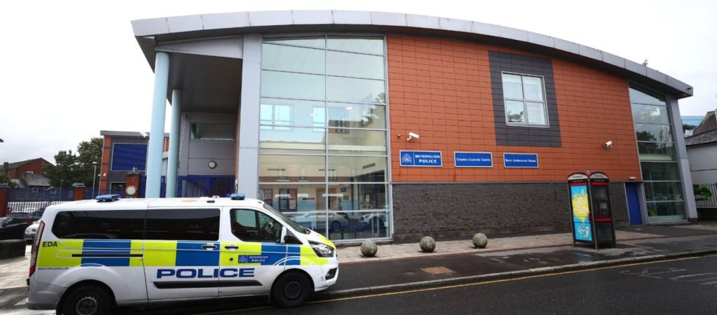 Λονδίνο: Αστυνομικός έπεσε νεκρός μετά από πυροβολισμό μέσα σε Κέντρο Κράτησης