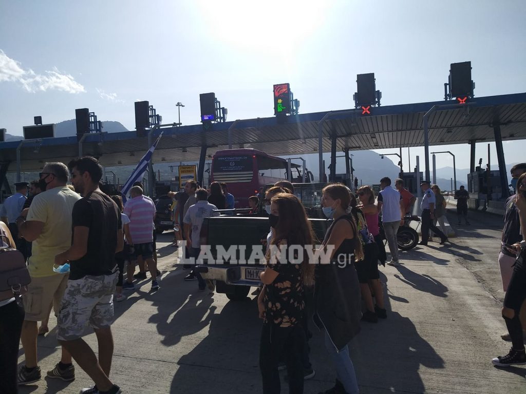 Καμένα Βούρλα: Κάτοικοι έκλεισαν ξανά την εθνική οδό – Διαμαρτύρονται για την εγκατάσταση παράνομων μεταναστών (βίντεο)