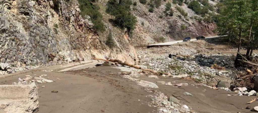 Καρδίτσα: Συγκλονίζουν οι εικόνες από τον δρόμο που εξαφανίστηκε από την πλημμύρα (φώτο)