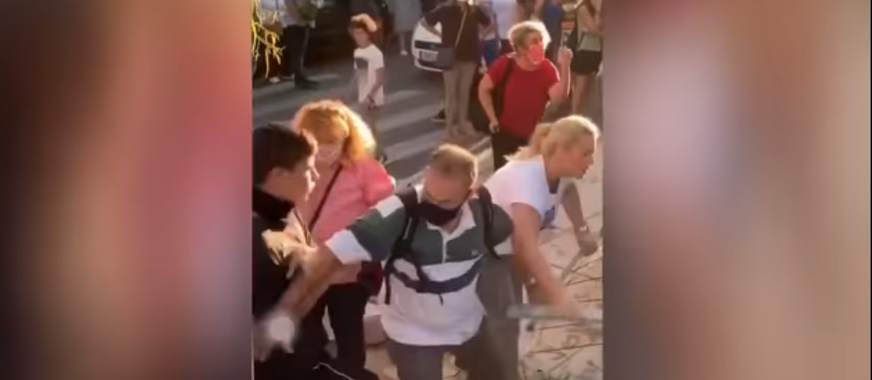Μασκοφόροι τραμπούκοι προσπαθούν να αλώσουν σχολεία στον Άλιμο και κτυπούν παιδιά (βίντεο)