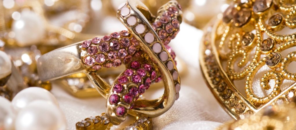 Κάρπαθος: Ηλικιωμένες γυναίκες έκλεψαν ακριβά κοσμήματα από την ίδια τους την αδελφή