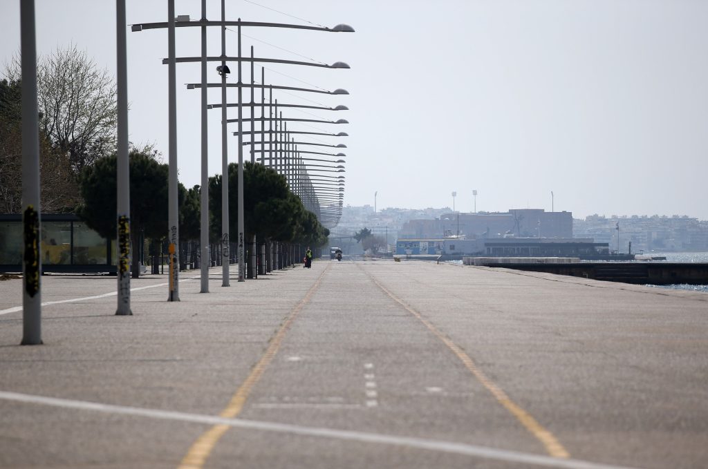 Θεσσαλονίκη: Επιχείρηση της ΕΛΑΣ για απομάκρυνση παράνομων πάγκων μικροπωλητών από τη Νέα Παραλία