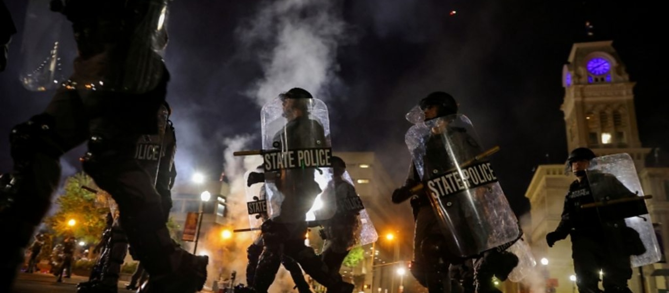ΗΠΑ: «Καζάνι που βράζει» το Λούισβιλ – Επίθεση αστυνομικών κατά διαδηλωτών (βίντεο)