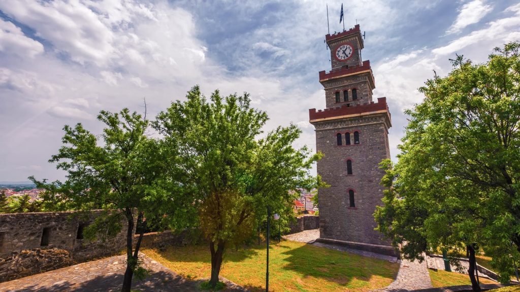 Τρίκαλα: Μπαίνουν σε καθεστώς ειδικών περιοριστικών μέτρων – Μάσκες και σε εξωτερικούς χώρους