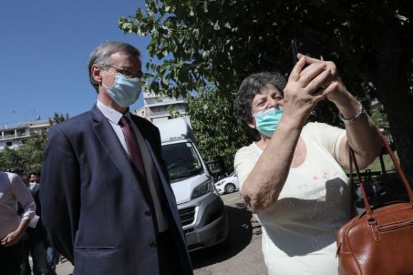 Ποιές αποστάσεις; – Ο Τσιόδρας βγάζει «κορωνο-σέλφι» με «θαυμάστρια» στην Κυψέλης