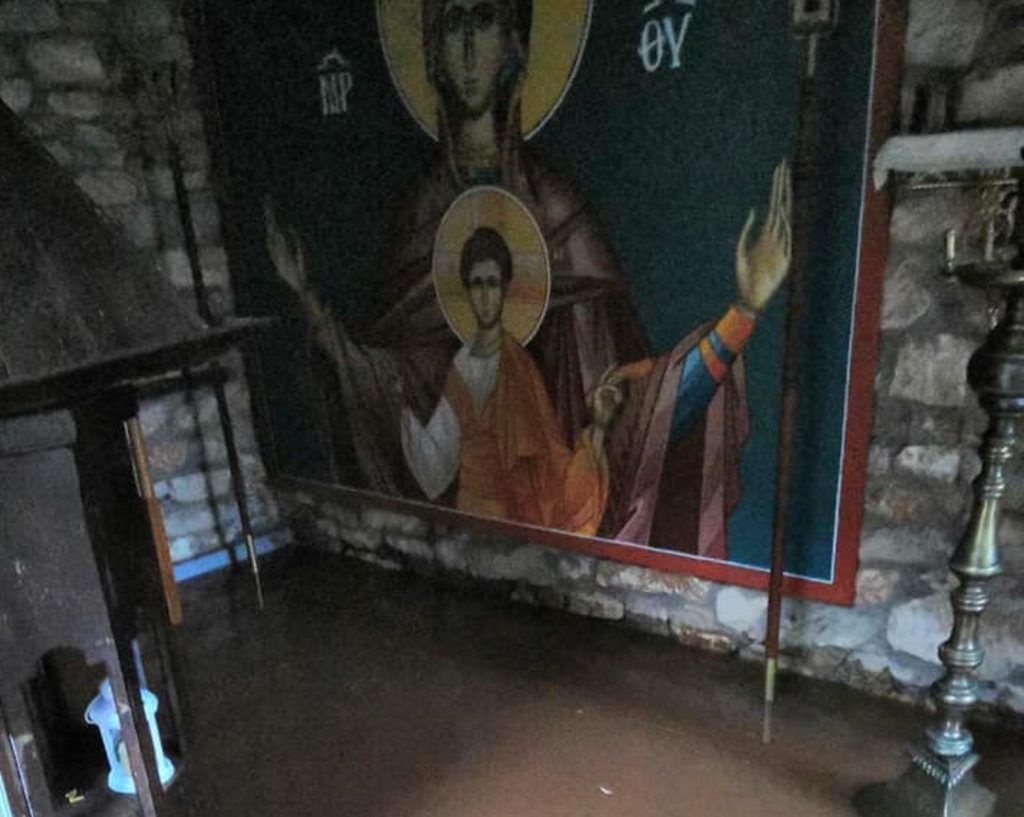 Η βροχή έφερε πλημμυρισμένους δρόμους και καταστροφές στο Αγρίνιο (βίντεο)