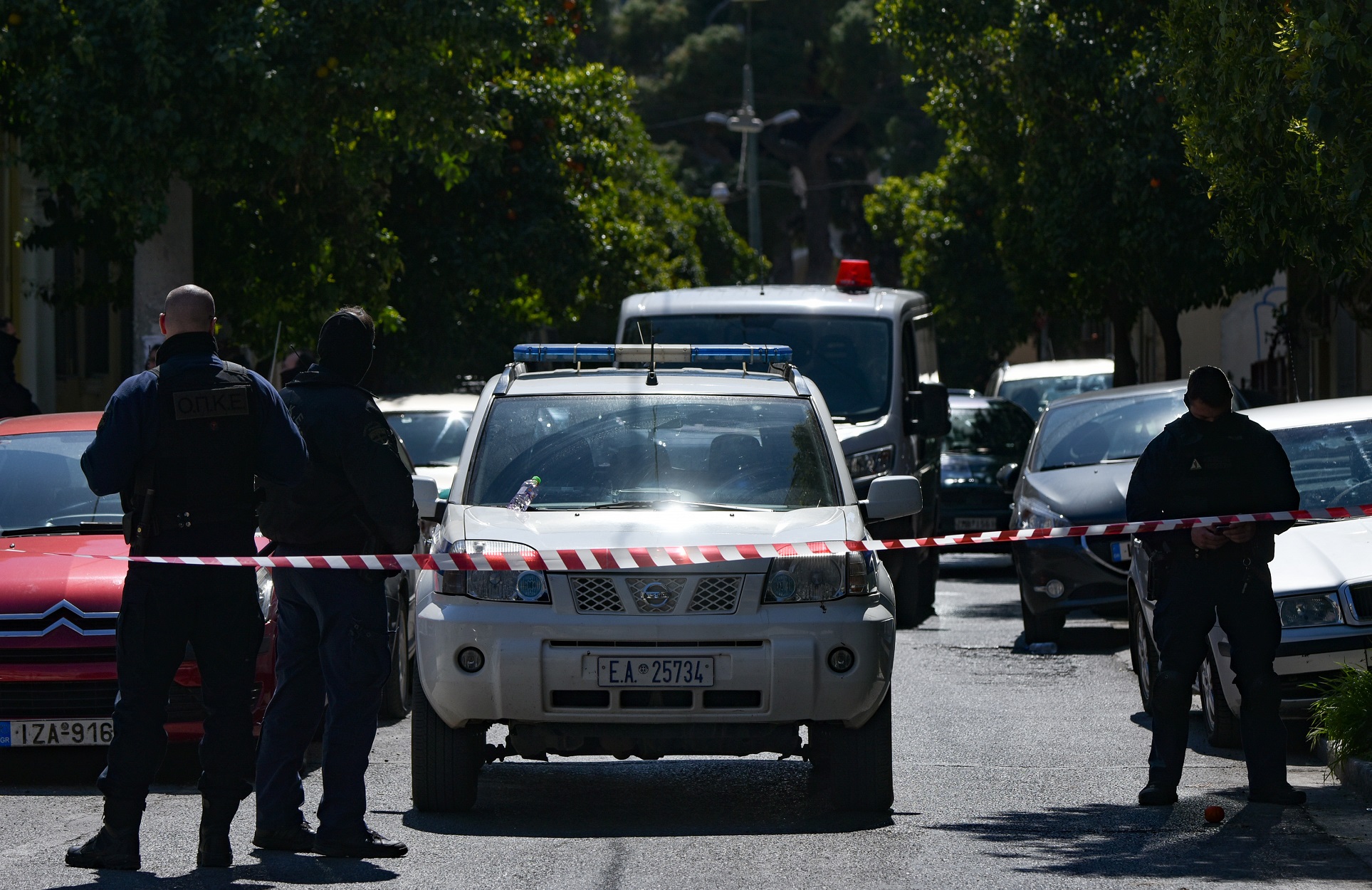 Επιχείρηση Αντιτρομοκρατικής στο Κουκάκι: Στο «κόκκινο» οι έρευνες – Αναζητούνται συνεργοί και νέα γιάφκα (βίντεο)