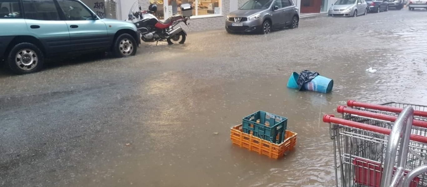 Λίγα λεπτά βροχής έφταναν για να μετατραπεί η Ναύπακτος σε… Βενετία (βίντεο)