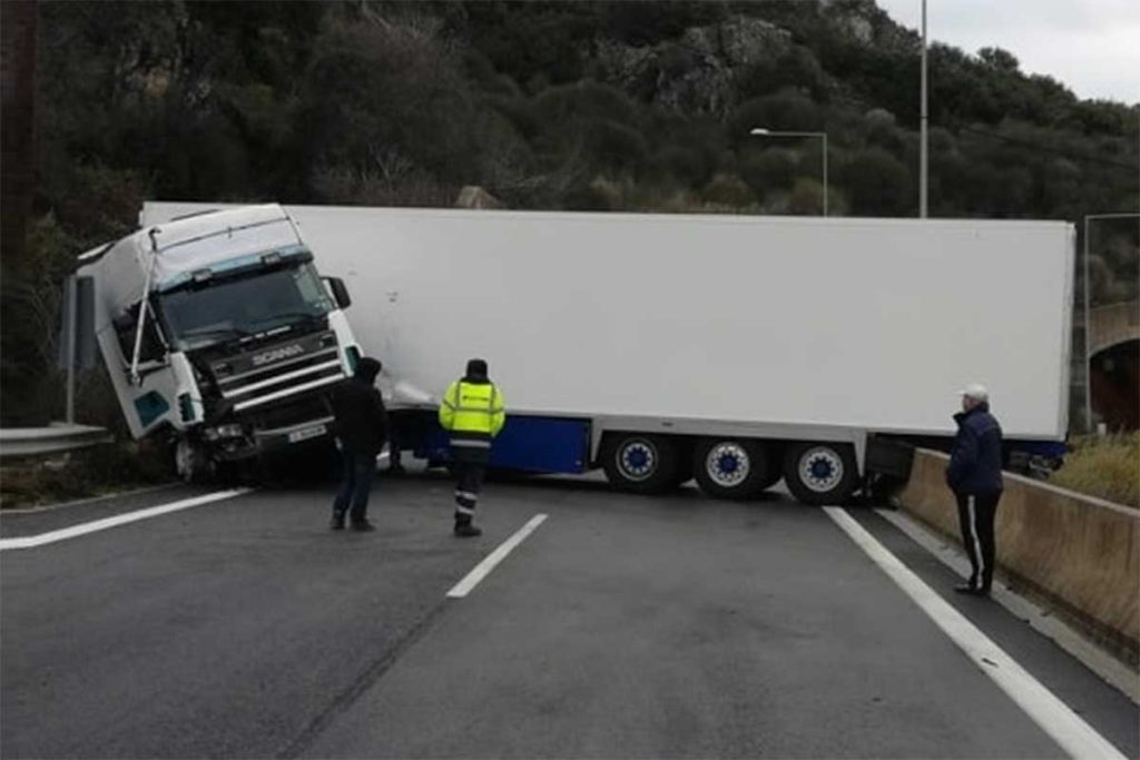 Θεσσαλονίκη: Νταλίκα «δίπλωσε» στο ύψος των Λαγυνών και προκάλεσε καραμπόλα