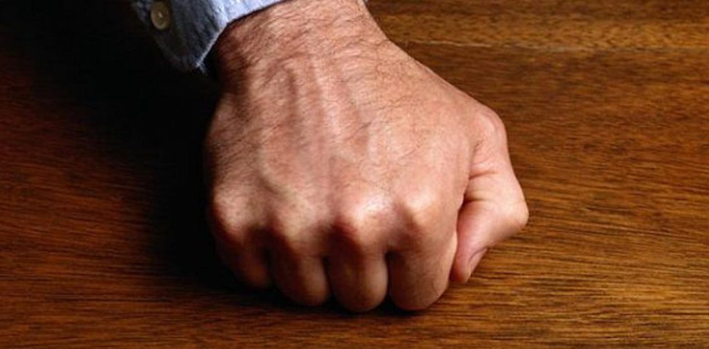 Αυτός είναι ο λόγος που χτυπάμε ξύλο για να «προστατευτούμε»