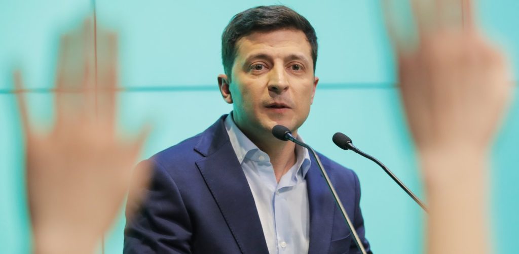 Ουκρανία: Ο Β.Ζελένσκι επισκέφθηκε στο νοσοκομείο τον μοναδικό επιζώντα της αεροπορικής τραγωδίας (φώτο)