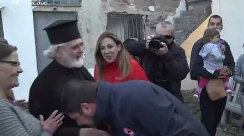 Η νέα απάντηση του Ν.Χαρδαλιά για τον ασπασμό του χεριού στον ιερέα: «Μην είστε εμμονικοί»