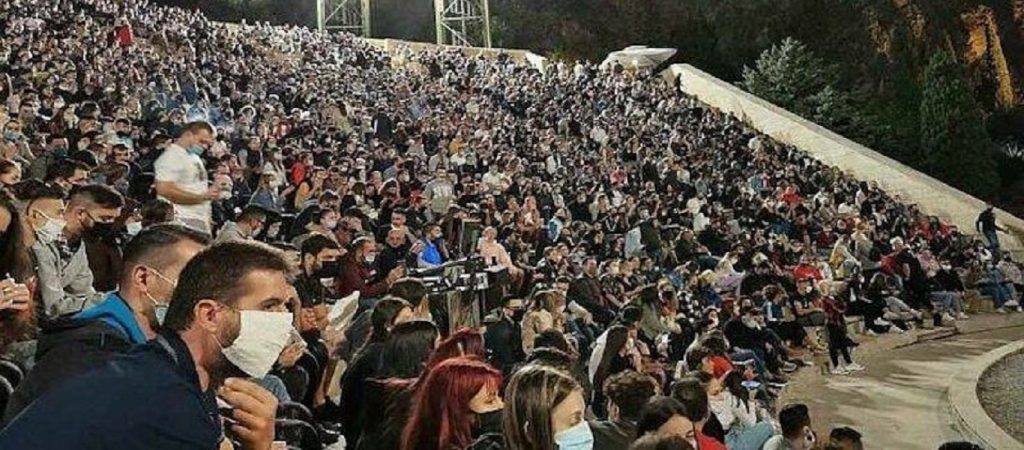 Ο κόσμος στη Θεσσαλονίκη έβαλε τη μάσκα και γέμισε το θέατρο (βίντεο)
